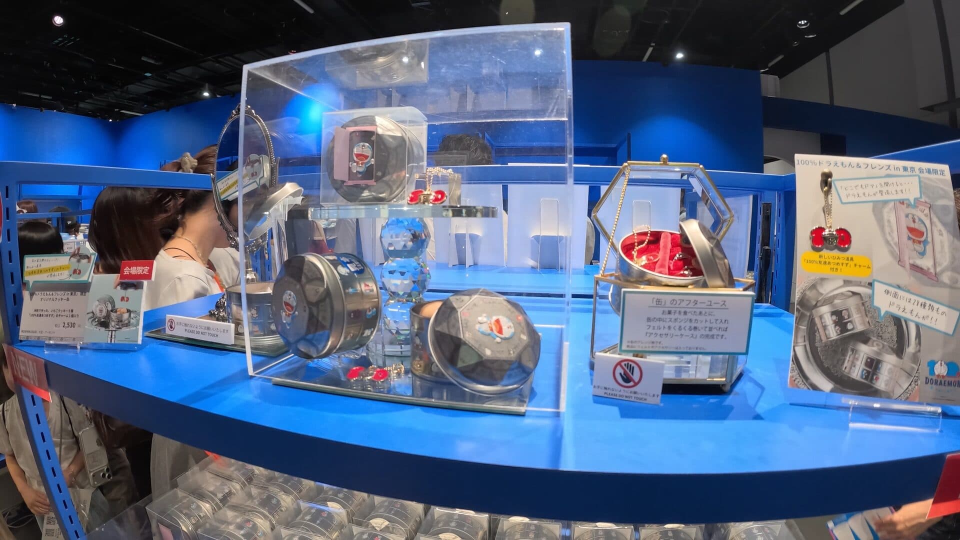 Acrylic cases, round tins, and a hexagonal red case. A look, not a shop.